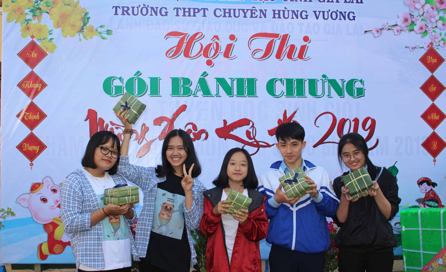 Chụp ảnh kỷ niệm với những sản phẩm đầu tay. Ảnh: Nguyễn Giang. Chụp ảnh kỷ niệm với những sản phẩm đầu tay. Ảnh: Nguyễn Giang.