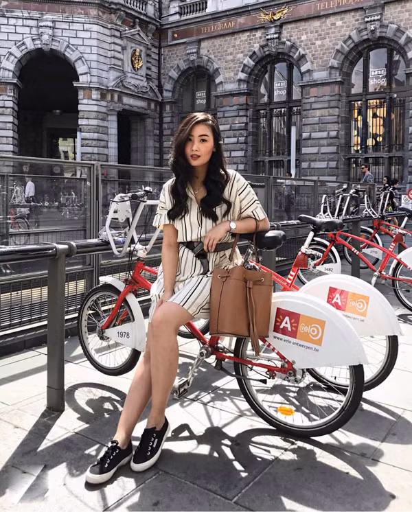 Váy sơ mi dáng suông chỉ cần thêm dây thắt lưng hoặc đai lưng vải là phái đẹp có ngay kiểu đầm thắt eo dạo phố. Để giúp mình thực sự thoải mái trong mùa nắng, các nàng có thể chọn các kiểu giầy đế bệt, giày vải để mix đồ. 