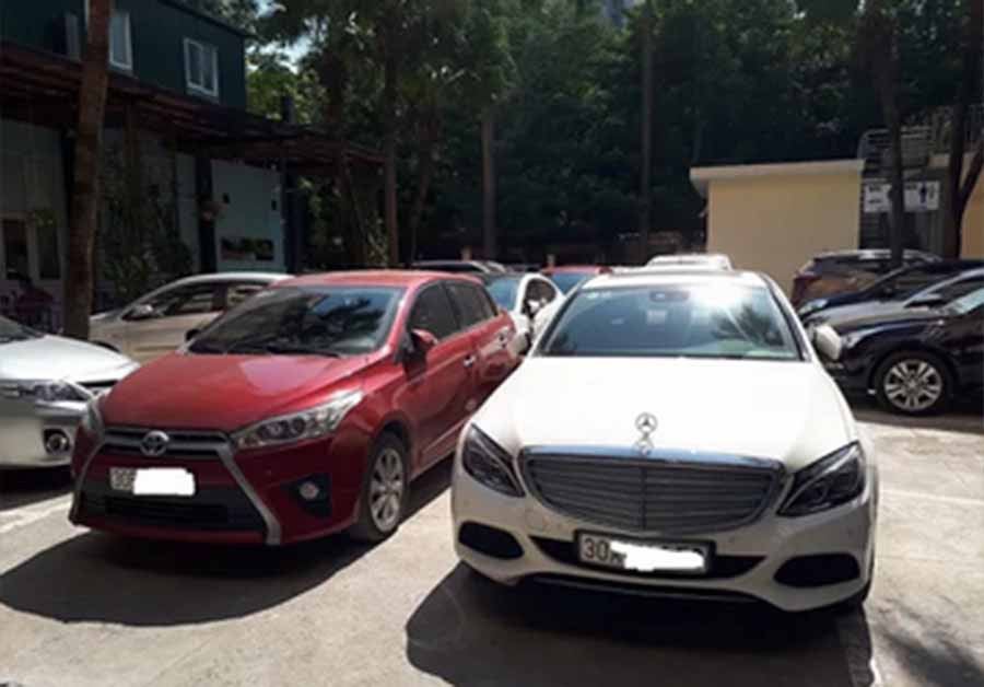 Người dân vẫn phải dùng ô tô với giá đắt đỏ. Ảnh: L.Bằng