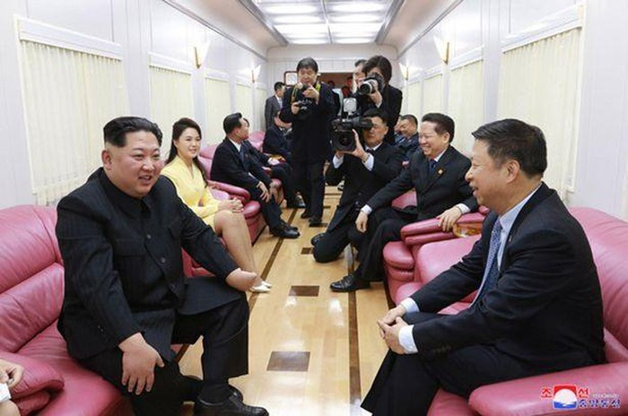 Ông Kim Jong-un và phu nhân Ri Sol-ju trên đoàn tàu trong chuyến thăm Bắc Kinh năm ngoái.  Ông Kim Jong-un và phu nhân Ri Sol-ju trên đoàn tàu trong chuyến thăm Bắc Kinh năm ngoái.