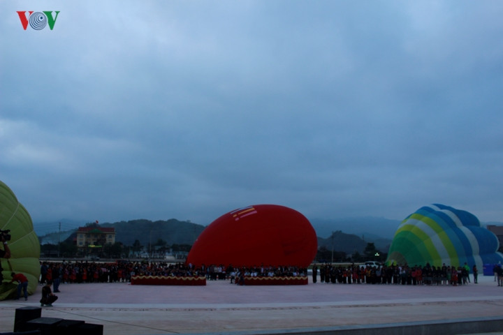  Lễ khai mạc và công tác chuẩn bị từ sớm, nhưng vẫn thu hút đông đảo quần chúng nhân dân.