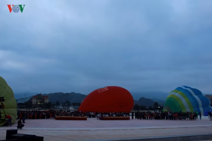  Lễ khai mạc và công tác chuẩn bị từ sớm, nhưng vẫn thu hút đông đảo quần chúng nhân dân.