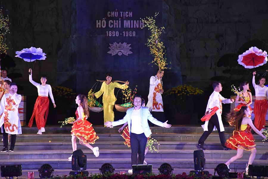 00 giờ 00’: Và bây giờ là những phút giây quan trọng nhất, thời khắc giao thừa đã đến. Qua màn hình Led chúng ta cùng nghe lời chúc tết của đồng chí Nguyễn Phú Trọng-Tổng Bí thư-Chủ tịch Nước CHXHCN Việt Nam. Ca khúc “Tết đến thật rồi” của nhạc sỹ Huỳnh Hiền Năng được tốp ca nam-nữ của Nhà hát ca múa nhạc tổng hợp Đam San thể hiện. Ảnh: T.D