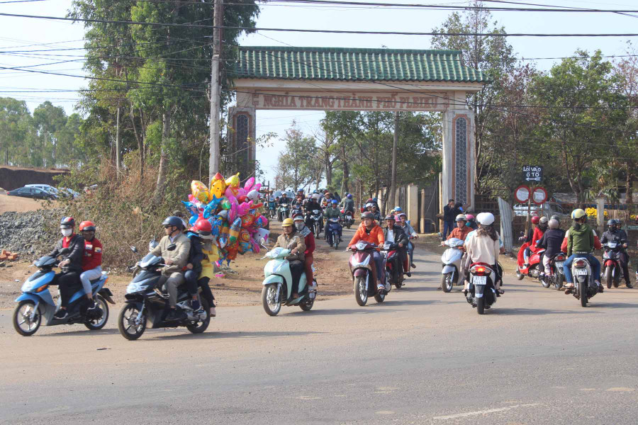  Dòng người đổ về nghĩa trang TP. Pleiku ngay từ sáng sớm. Ảnh: Ngọc Thu.