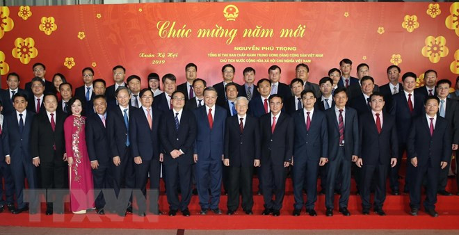  Tổng Bí thư, Chủ tịch nước Nguyễn Phú Trọng và các đại biểu với cán bộ Tập đoàn Điện lực Việt Nam. (Ảnh: Lâm Khánh/TTXVN)