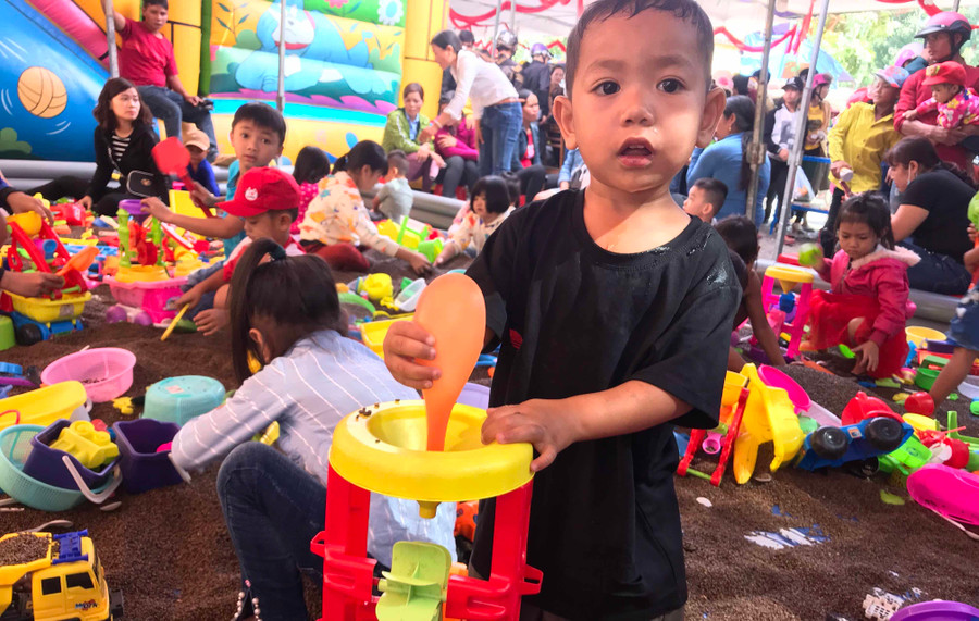 Các em nhỏ háo hức với trò chơi nhà hơi. Ảnh: Đức Phương -Các em nhỏ háo hức với trò chơi nhà hơi.