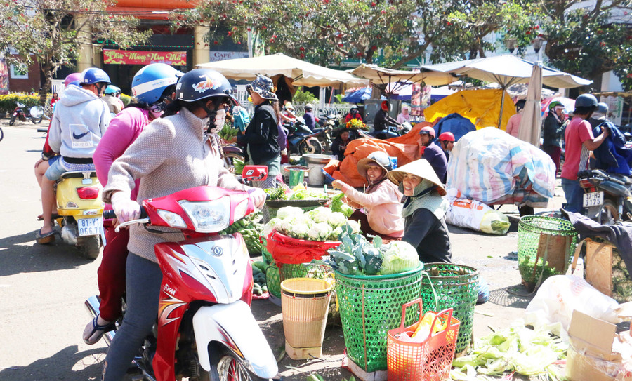 Các mặt hàng rau, hoa qua của chị H’Thét luôn hút khách. Ảnh: Quang Tấn Các mặt hàng rau, hoa qua của chị H’Thét luôn hút khách. Ảnh: Quang Tấn