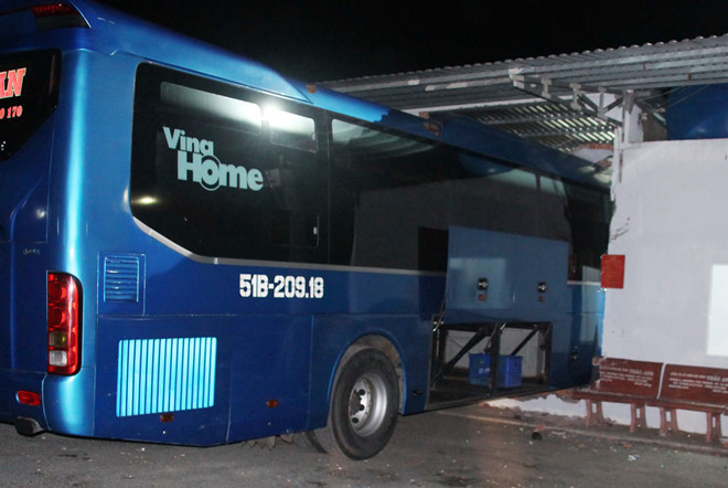 Một phần ôtô kẹt trong nhà chờ. Ảnh: Nhật Tân. Một phần ôtô kẹt trong nhà chờ. Ảnh: Nhật Tân.