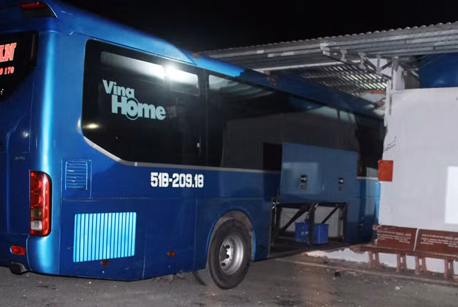 Một phần ôtô kẹt trong nhà chờ. Ảnh: Nhật Tân.