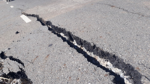 Xuất hiện các vết nứt kéo dài trên đường.