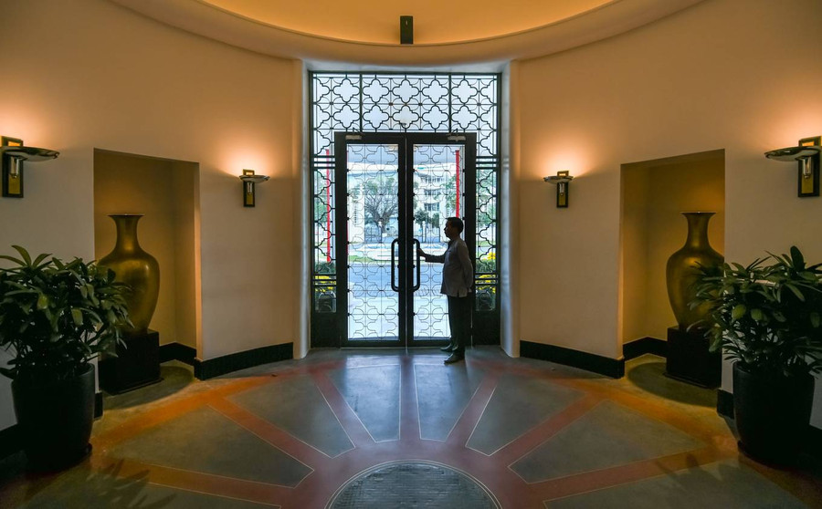 Công trình xây từ năm 1930, trong khi hai cánh cung ở hướng Đông và Tây được xây vào năm 2005. Toàn bộ khách sạn hiện nay có 122 phòng ngủ.