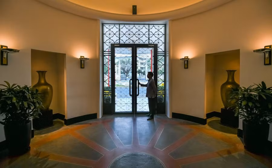 Công trình xây từ năm 1930, trong khi hai cánh cung ở hướng Đông và Tây được xây vào năm 2005. Toàn bộ khách sạn hiện nay có 122 phòng ngủ.