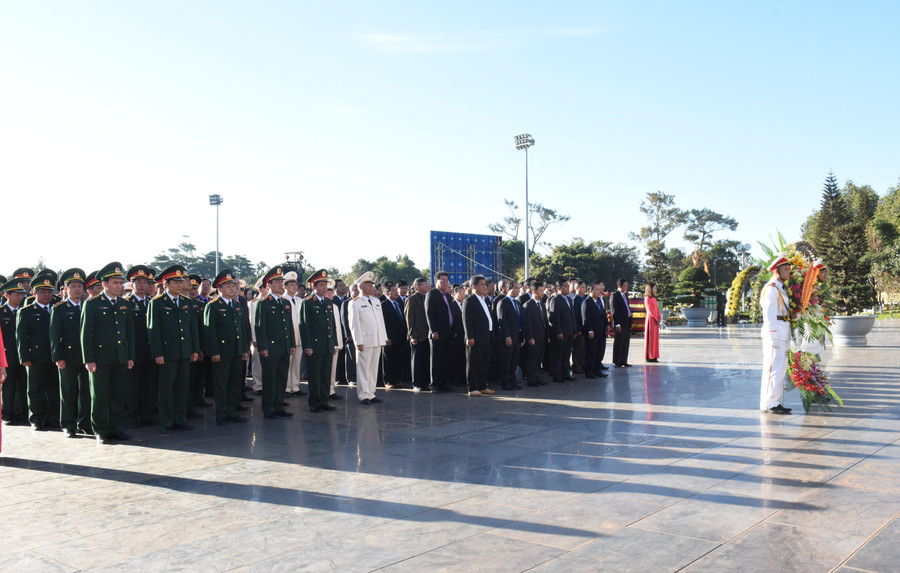 Lễ dâng hoa Chủ tịch Hồ Chí Minh tại Quảng trường Đại đoàn Kết. Ảnh: Trần Dung Lãnh đạo tỉnh dâng hoa Chủ tịch Hồ Chí Minh tại Quảng trường Đại đoàn Kết. Ảnh: Trần Dung
