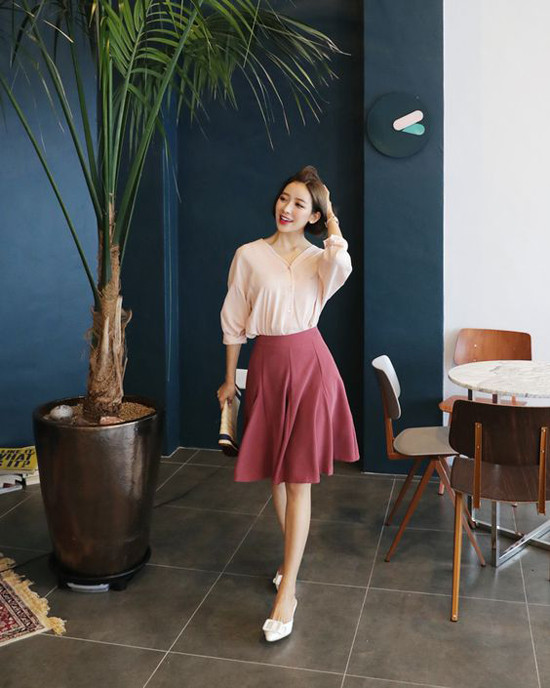  Thay vì chân váy bút chì ôm sát vòng 3, các mẫu chân váy chữ A, váy xòe dáng ngắn sẽ mang lại cảm giác thoải mái khi đi làm.