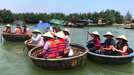 Khách du lịch tấp nập ở Cẩm Thanh vào những ngày cuối tuần. Khách du lịch tấp nập ở Cẩm Thanh vào những ngày cuối tuần.