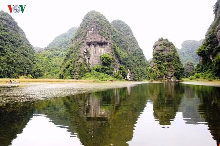  Người chèo thuyền ở đây kể rằng, núi đá Tràng An chẳng biết có từ bao giờ nhưng nó đã trở thành vẻ đẹp của vùng đất này và ẩn chứa bên trong nó bao điều còn bí ẩn.