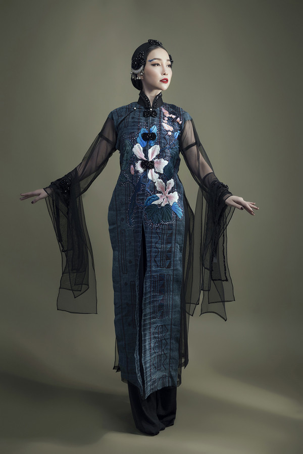 Là người yêu văn hóa dân tộc, từ khi nổi tiếng ở lĩnh thực thiết kế thời trang, Vũ Việt Hà liên tục tìm tòi đưa những chất liệu truyền thống vào bộ sưu tập. Vào dịp đầu năm Kỷ Hợi, anh sử dụng vải lanh của người H'Mông để sáng tạo trên các mẫu áo dài. Là người yêu văn hóa dân tộc, từ khi nổi tiếng ở lĩnh thực thiết kế thời trang, Vũ Việt Hà liên tục tìm tòi đưa những chất liệu truyền thống vào bộ sưu tập. Vào dịp đầu năm Kỷ Hợi, anh sử dụng vải lanh của người H'Mông để sáng tạo trên các mẫu áo dài.