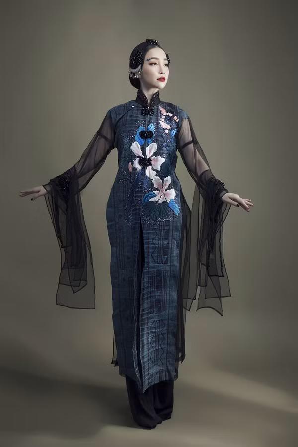 Là người yêu văn hóa dân tộc, từ khi nổi tiếng ở lĩnh thực thiết kế thời trang, Vũ Việt Hà liên tục tìm tòi đưa những chất liệu truyền thống vào bộ sưu tập. Vào dịp đầu năm Kỷ Hợi, anh sử dụng vải lanh của người H'Mông để sáng tạo trên các mẫu áo dài.