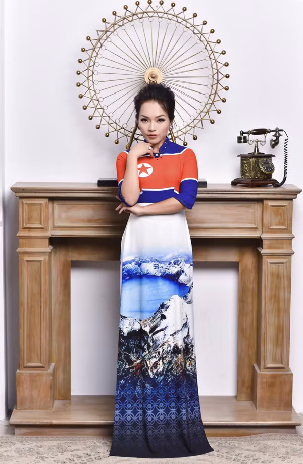 Dù bận chuẩn bị cho show diễn vào đầu tháng 3 nhưng Thái Thùy Linh vẫn dành thời gian theo dõi tin tức về sự kiện Tổng thống Mỹ Donald Trump và Chủ tịch Triều Tiên Kim Jong Un sắp có buổi hội đàm ở Việt Nam. Cô hào hứng làm mẫu thể hiện sưu tập áo dài lấy cảm hứng từ quốc kỳ của hai quốc gia này.