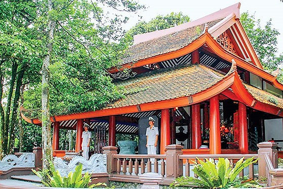 Uy nghiêm đền thờ Bác trên đỉnh Vua núi Ba Vì.