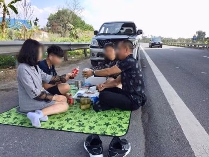 Hình ảnh nhóm người được cho là ngồi ăn trên đường cao tốc Nội Bài - Lào Cai đăng tải trên mạng xã hội ngày mùng 2 Tết (6/2).