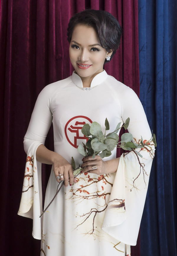 Nữ ca sĩ hy vọng có dịp được mặc áo dài, thực hiện một bộ ảnh thời trang trên đất Triều Tiên. Nữ ca sĩ hy vọng có dịp được mặc áo dài, thực hiện một bộ ảnh thời trang trên đất Triều Tiên.