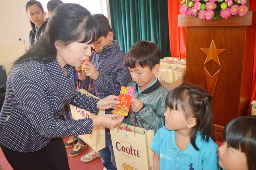 Bà Trần Thị Hoài Thanh-Giám đốc sở LĐ-TB và XH tặng quà tết cho trẻ em mồ côi. Ảnh: Đinh Yến