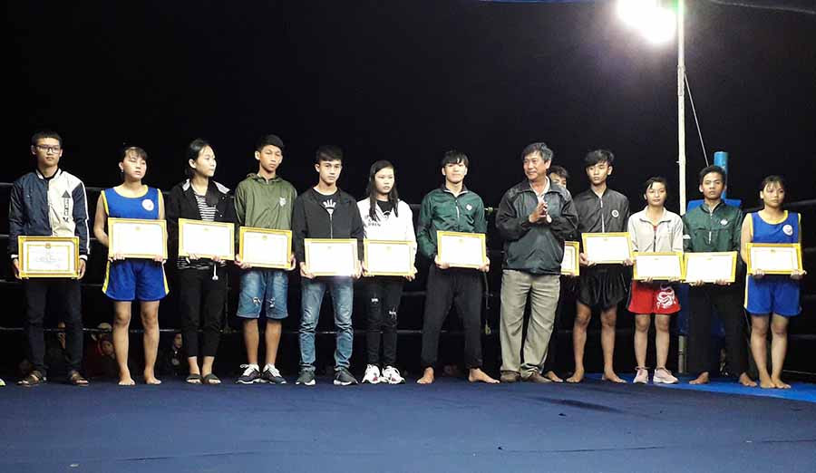 Ban tổ chức trao giấy khen cho các võ sĩ đạt thành tích cao. Ảnh: Ngọc Minh Ban tổ chức trao giấy khen cho các võ sĩ đạt thành tích cao. Ảnh: Ngọc Minh