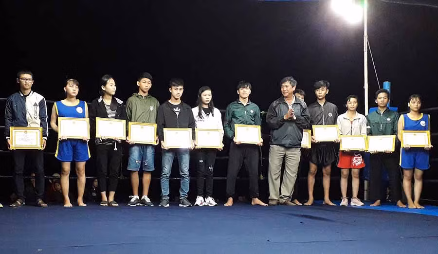 Ban tổ chức trao giấy khen cho các võ sĩ đạt thành tích cao. Ảnh: Ngọc Minh Ban tổ chức trao giấy khen cho các võ sĩ đạt thành tích cao. Ảnh: Ngọc Minh