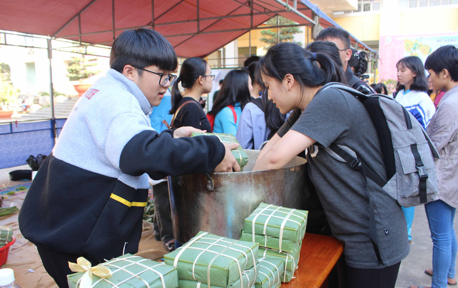 Háo hứng xếp bánh vào nồi để luộc. Ảnh: Nguyễn Giang Háo hứng xếp bánh vào nồi để luộc. Ảnh: Nguyễn Giang
