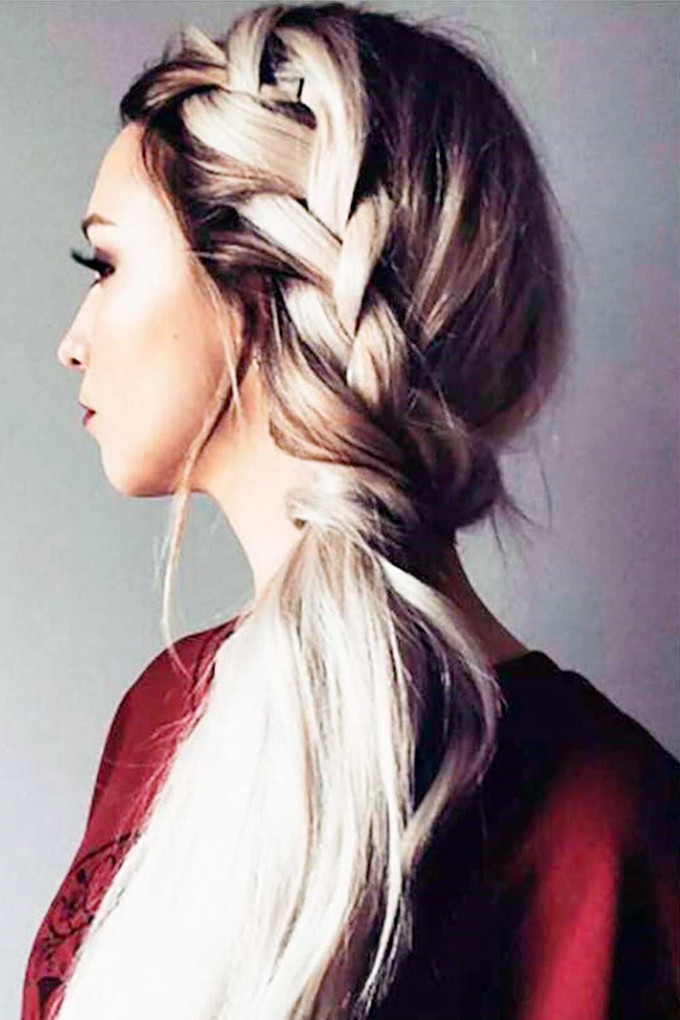  Nếu muốn diện một chiếc váy xòe điệu đà, hãy thử kiểu tóc tết lệch kết hợp buộc đuôi ngựa thấp.