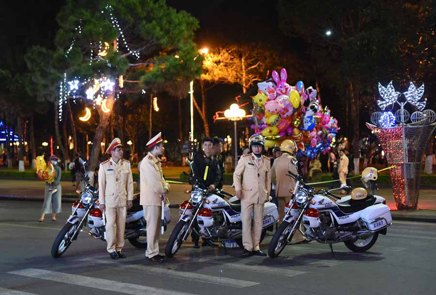 6 Lực lượng Cảnh sát Giao thông làm nhiệm vụ. Ảnh: Đức Thụy