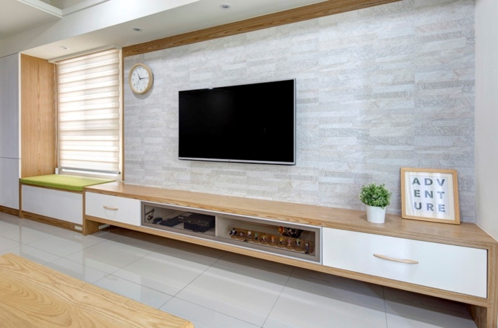 Kệ tivi đặt theo chiều dọc của tường, cạnh cửa thông gió là ghế sofa để chủ nhân có thể đọc sách hay ngồi nghe nhạc. Kệ tivi đặt theo chiều dọc của tường, cạnh cửa thông gió là ghế sofa để chủ nhân có thể đọc sách hay ngồi nghe nhạc.