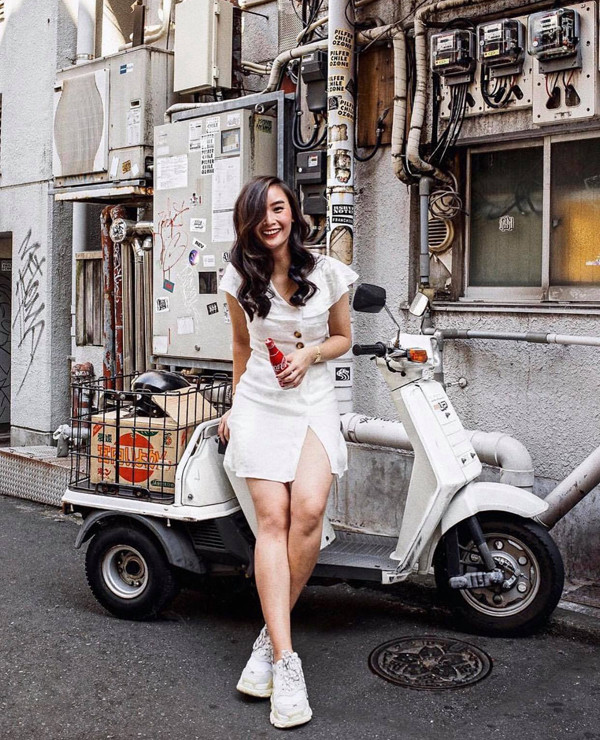  Nếu tự tin với đôi chân thon gọn của mình thì chị em có thể chọn các kiểu váy ngắn xẻ. Thay vì giày cao gót thường sử dụng khi đi làm là mẫu sneaker đế thô để tô đậm vẻ khỏe khoắn, năng động.