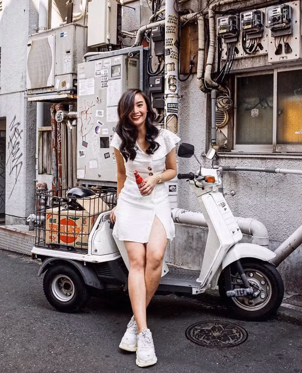  Nếu tự tin với đôi chân thon gọn của mình thì chị em có thể chọn các kiểu váy ngắn xẻ. Thay vì giày cao gót thường sử dụng khi đi làm là mẫu sneaker đế thô để tô đậm vẻ khỏe khoắn, năng động.