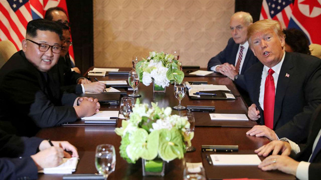 Tổng thống Trump và Chủ tịch Kim dùng tiệc trưa ở Singapore tại hội nghị thượng đỉnh lần 1 Tổng thống Trump và Chủ tịch Kim dùng tiệc trưa ở Singapore tại hội nghị thượng đỉnh lần 1