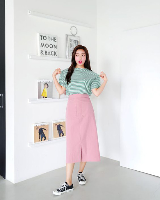  Khi phối hợp cùng giầy đế bệt, giầy thể thao, chân váy midi và áo thun thường tạo nên phong cách cá tính, trẻ trung cho bạn gái.