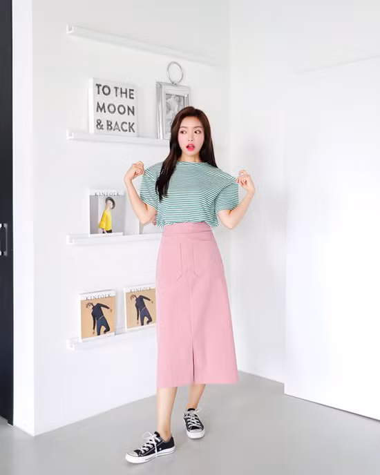  Khi phối hợp cùng giầy đế bệt, giầy thể thao, chân váy midi và áo thun thường tạo nên phong cách cá tính, trẻ trung cho bạn gái.