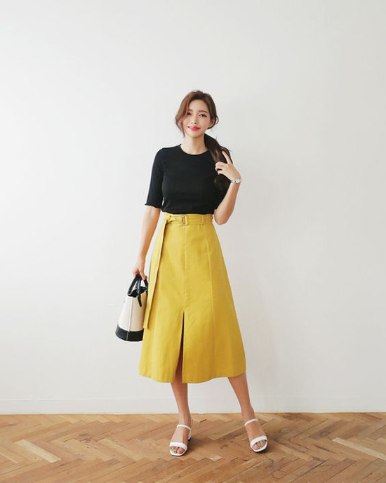 Chân váy midi và áo thun là công thức đơn giản nhất để có được hình ảnh đơn giản nhưng không kém phần điệu đà khi đi làm.