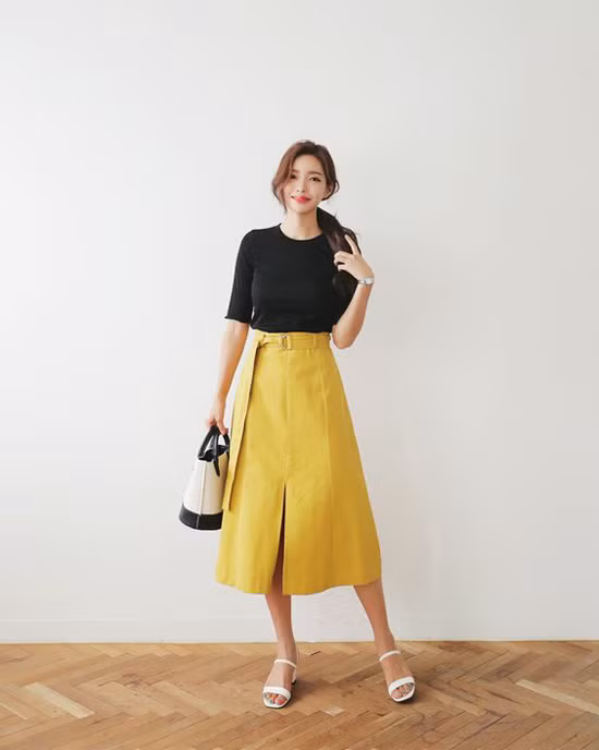 Chân váy midi và áo thun là công thức đơn giản nhất để có được hình ảnh đơn giản nhưng không kém phần điệu đà khi đi làm.