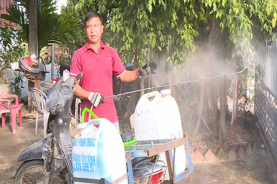 Anh Bình khởi động dàn phun thuốc. Ảnh: N.S