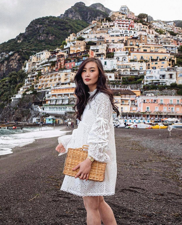 Đầm suông cắt laser phối cùng sandal, phụ kiện túi cói, túi nan sẽ giúp các bạn gái trở thành quý cô mùa hè đúng điệu.