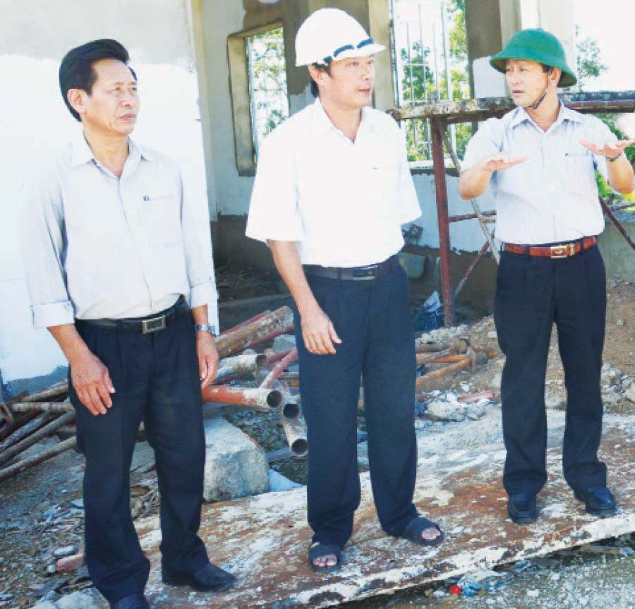 Bí thư Tỉnh ủy Dương Văn Trang cùng lãnh đạo huyện Chư Prông đi kiểm tra tình hình ở cơ sở. Ảnh: V.H