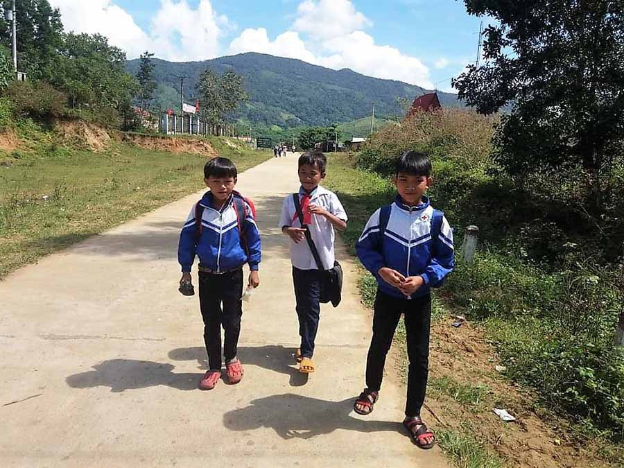  Học sinh xã Đak Pling đi học trên những con đường bê tông sạch đẹp. Ảnh: N.G