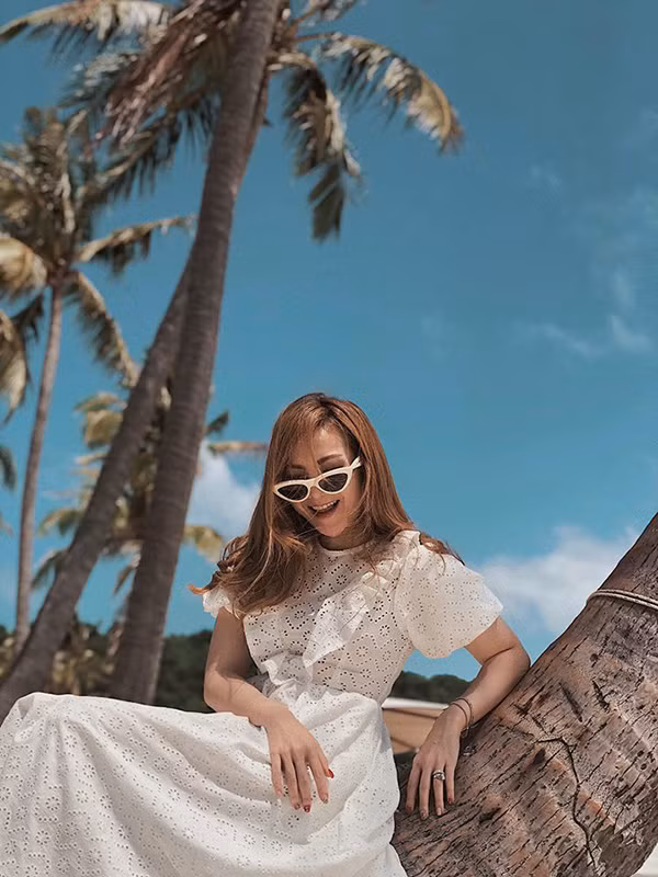 Trong khung cảnh nắng vàng biển xanh, các mẫu váy trắng luôn giúp các nàng trở nên xinh xắn hơn. Váy lụa mềm, váy voan mỏng hay váy cotton cắt laser như Yến Nhi là một lựa chọn hợp lý.