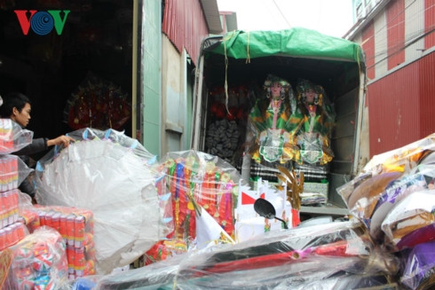 Làng tranh xưa nay nhộn nhịp cảnh làm hàng mã. 