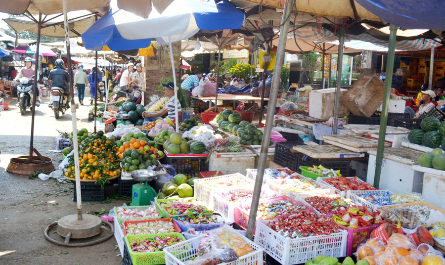 Khu vực buôn bán trái cây người bán nhiều hơn người mua. Ảnh: Lê Hòa