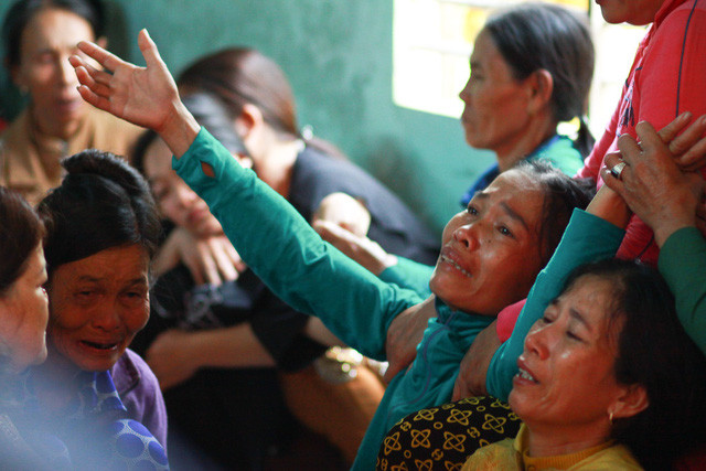 Bà Dương Thị Thu Thảo - mẹ của em Nguyễn Đức Hoàng, đau đớn khóc thương con - Ảnh: TẤN LỰC