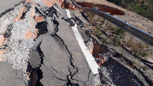 Ta luy bị sụt lún nằm chênh vênh.