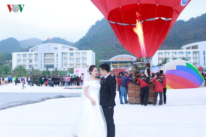 Lễ hội bay khinh khí cầu được tổ chức vào đúng dịp ngày lễ tình yêu nên các cặp đôi cưới cũng đến đây để chụp ảnh.